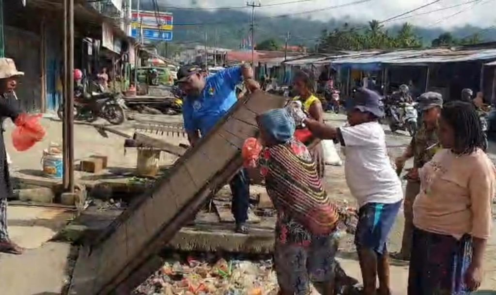 Gerakan Kolaborasi Sentani Berani Pembenahan Tempat Jualan Mama-Mama Pedagang Sayur agar Lebih Bersih dan Tertata