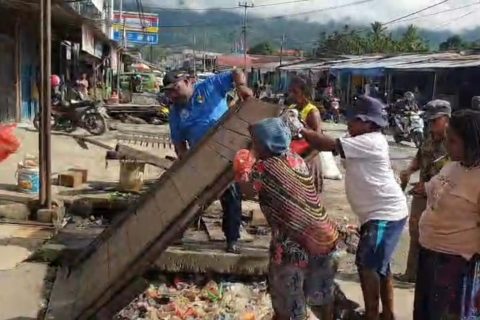 Gerakan Kolaborasi Sentani Berani Pembenahan Tempat Jualan Mama-Mama Pedagang Sayur agar Lebih Bersih dan Tertata