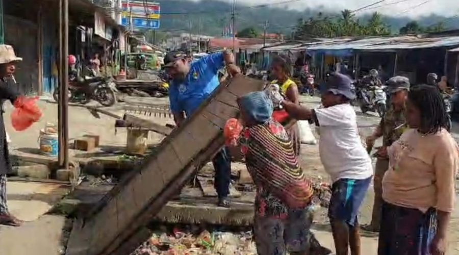 Gerakan Kolaborasi Sentani Berani Pembenahan Tempat Jualan Mama-Mama Pedagang Sayur agar Lebih Bersih dan Tertata